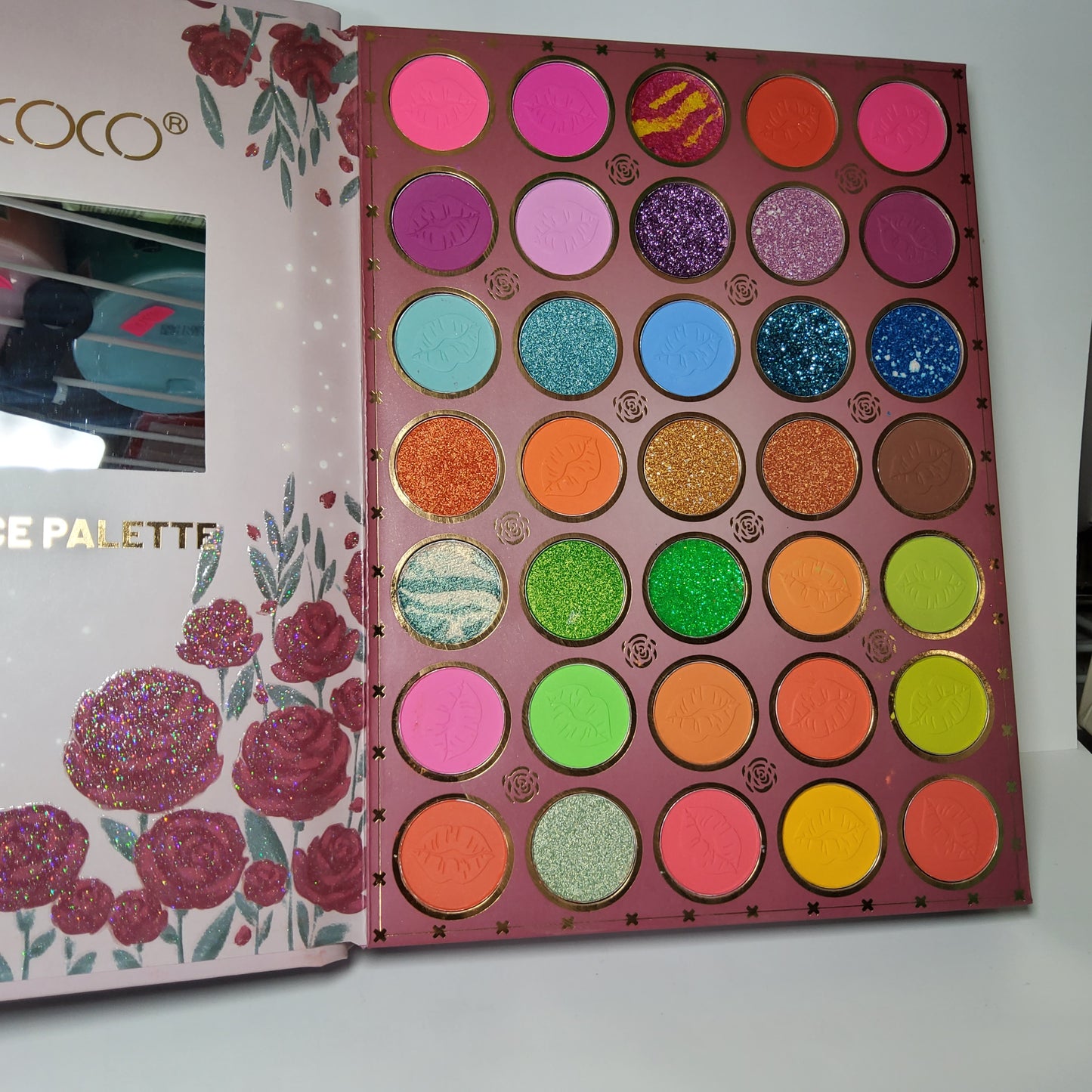 KEVIN & COCO 82 COLORS FACE PALETTE RED ROSES